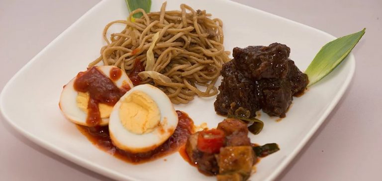 Heerlijk Indonesisch eten: bami rames, sambal goreng telor, rendang Bali